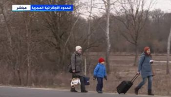 مشاهد محزنة للاجئين على الحدود الأوكرانية المجرية