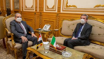 وزير الإنتاج الحربي مع ممثل سفير إيطاليا