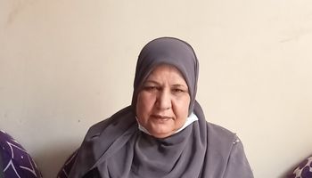 قصة كفاح أرملة ربت ابنها الوحيد بعد وفاة زوجها من 33 عاماً بقنا