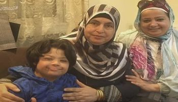 كواليس استقبال والدة محمد صلاح لطفل من ذوي الهمم