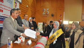 رئيس جامعة كفر الشيخ يفتتح معرضان لطلاب "النوعية" ويكرم الأمهات المثاليات 