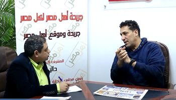 إيهاب جلال مدرب حراس منتخب الشباب مع الناقد الرياضي محمد مصلوح 