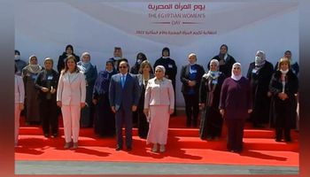 الرئيس السيسي يتوسط صورة تذكارية ضمت المكرمات بحفل تكريم المرأة المصرية