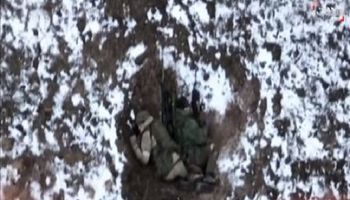جنديين روس عالقين داخل حفرة