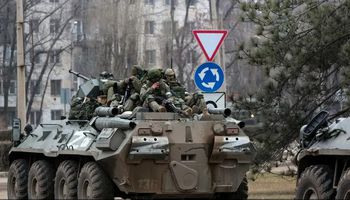 مدرعة روسية وعلى متنها جنود من الجيش الأوكراني