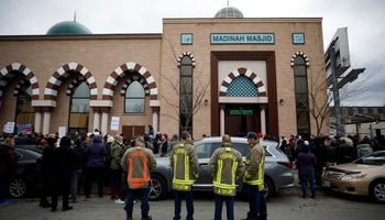 مسلح يهاجم مسجدا في كندا