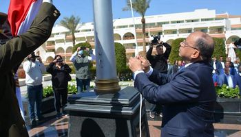 وزير التنمية المحلية يرفع العلم المصري على أرض طابا بمناسبة الاحتفال بالعيد القومي لجنوب سيناء