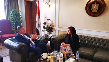 وزير قطاع الاعمال اثناء لقاءه سفيرة الامارات المتحدة بالقاهرة