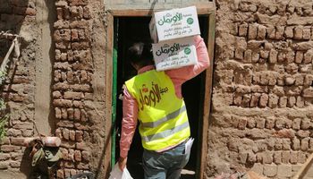 توزيع كراتين مواد غذائية على الأسر الأولى بالرعاية في 50 قرية بكفر الشيخ