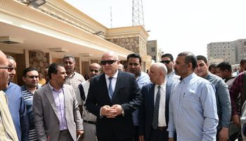 محافظ قنا يعاين الموقع المقترح لإنشاء نفق مشاه أسفل محطة سكك حديد نجع حمادي 