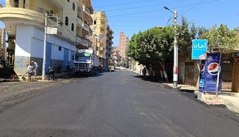 استمرار رصف الطرق بالأسفلت والانترلوك وإصلاح خط طرد ب 3 مدن بكفر الشيخ 