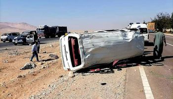 حادث انقلاب سيارة ميكروباص على الصحراوي الغربي بقنا 