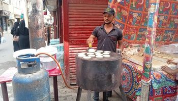 «بطاطس» صانع القطايف بمدينة أبوتشت في قنا 