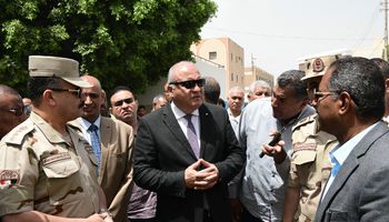 محافظ قنا يتفقد المجمعات الخدمية بمركز أبوتشت 