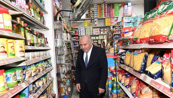 محافظ قنا يتفقد أسواق بيع السلع الغذائية بمدينة قفط 
