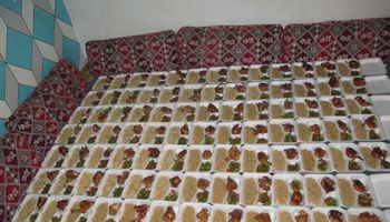 شباب نجع غانم ينظمون إفطار جماعيا بقريتهم في قنا 
