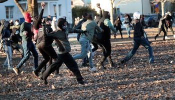 احتجاجات تتحول إلى صدامات عنيفة على خلفية تظاهرة لليمين المتطرف بالسويد