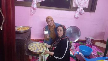 كفاح "أحلام" لتربية أولادها الـ3 في بورسعيد