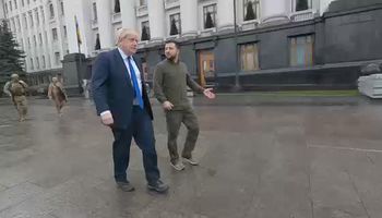 الرئيس الأوكراني ورئيس الوزراء البريطاني يتجولان في شوارع كييف