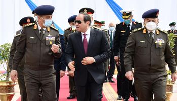 الرئيس السيسي وقادة من القوات المسلحة