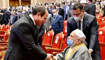 السيسي يقبل رأس احمد عمر هاشم 