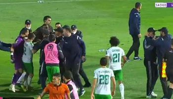 لاعبو وجهاز المصري يعتدون على حكم مباراة