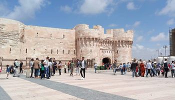 إقبال الزوار على قلعة قايتباي بالإسكندرية 