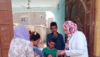 جهود الفرق الطبية في حملة التطعيم ضد شلل الأطفال بقنا