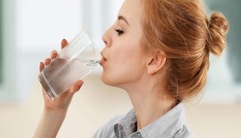 6 فوائد صحية لشرب الماء علي الريق .. أهمها تعزيز صحة الكبد وتنظيف الأمعاء 