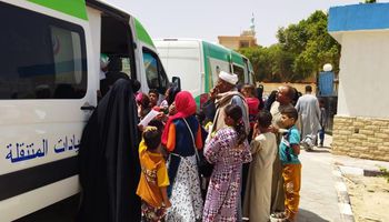 ضمن «حياة كريمة».. الكشف على 989 مواطناً خلال قافلة طبية مجانية بقرية العمرة بقنا