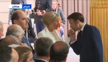 تقبيل الرئيس الفرنسي لزوجته