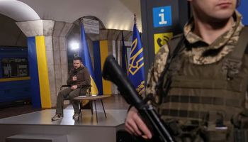 رئيس اوكرانيا يلتقي صحفي داخل مخبأ في كييف