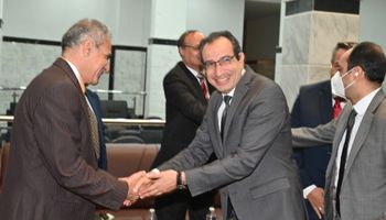 رئيس جامعة الفيوم أثناء استقبال نواب رؤساء الجامعات المصرية
