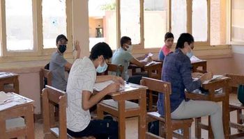 طلاب يؤدون الإمتحانات