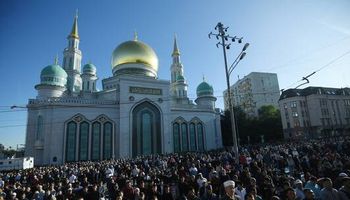 مصلين في مسجد موسكو الكبير 