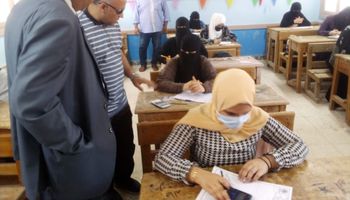 وكيل تعليم مطروح يتابع مسار امتحان الصف الثاني الثانوي بمدرسة سيدي براني المشتركة