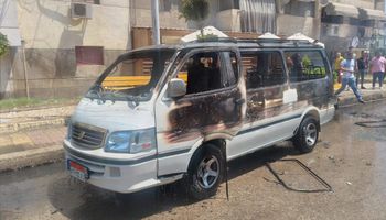 تفحم سيارة ميكروباص نتيجة ماس كهربائى بكفر الشيخ دون وقوع إصابات 