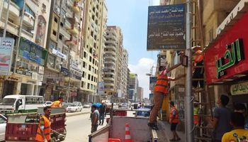 السكرتير العام المساعد تتابع أعمال إزالة الإعلانات العشوائية بمدينة كفر الشيخ