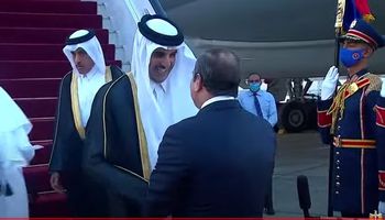 الرئيس عبد الفتاح السيسي أثناء استقبال أمير قطر تميم بن حمد
