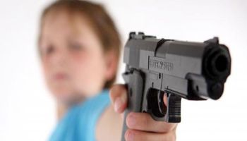 طفل يطلق النار على والده ويتسبب في وفاته