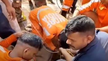 فريق هندي يحاول إنقاذ طفل سقط في بئر 