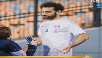 محمد صلاح مع المشجع المصري