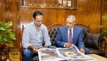 الدكتور محمود ذكي رئيس جامعة طنطا يتابع عدد اليوبيل الذهبي مع المدير الفني الأستاذ أحمد إٍسماعيل