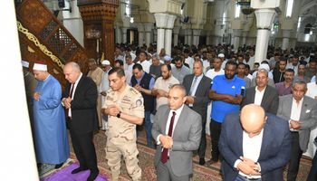 محافظ قنا يؤدي صلاة عيد الأضحى المبارك بمسجد العارف بالله سيدي عبدالرحيم القنائي 