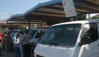 محافظ كفر الشيخ : جولات صباحية لرؤساء المدن لمتابعة مواقف سيارات الأجرة