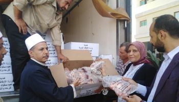 محافظ كفر الشيخ: توزيع 4 طن لحوم أضاحي على 4000 أسرة أولى بالرعاية 