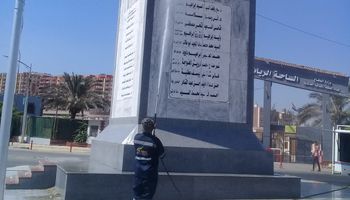 حملات نظافة وغسل وتطهير ميادين كفر الشيخ وما تضمه من مسلات وتماثيل 