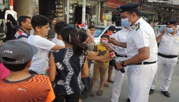 الشرطة تشارك المواطنين الاحتفالات بثالث أيام العيد