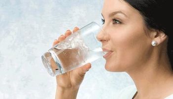 فوائد شرب الماء على معدة فارغة 