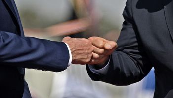 ملامسة بقبضة اليد بين جو بايدن ورئيس الوزراء الإسرائيلي